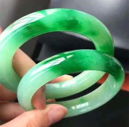 女人千万别戴有贼光的翡翠 买亏是小,毁了自己就