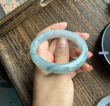 蓝底飘花翡翠吊坠