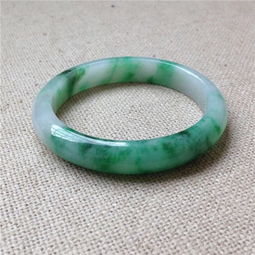 刚拍一个翡翠手镯 这是商家的图片,说上面还有细纹 麻烦各位大侠帮